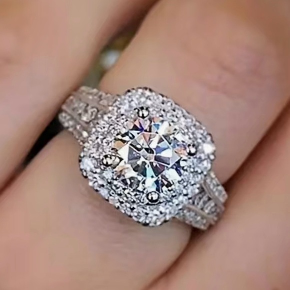 ♥️Boho Style Ring , large round Zircon, surrounded by ave set stones, 925 plated - Picture 10 of 15